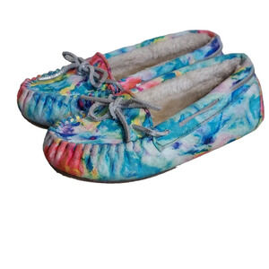 Minnetonka Girls Cassie Tie-Dye Plush Moccasions‎